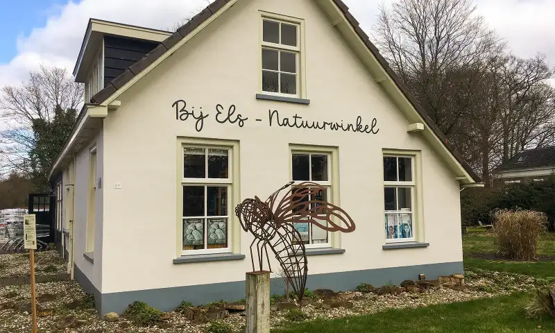 De voorkant van de winkel van Els met op de gevel: 'Bij Els - Natuurwinkel'
