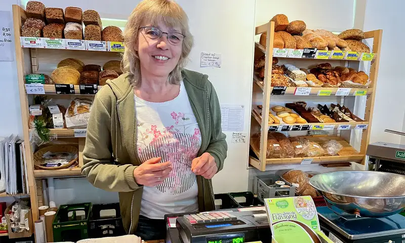 Els de Clippeleir Voogt achter de kassa van haar natuurwinkel