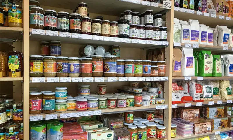 In de winkel staan ook kasten vol met drooggoed.